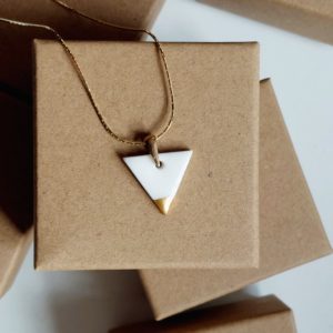 Porcelanowy trójkąt pozłacany na łańcuszku