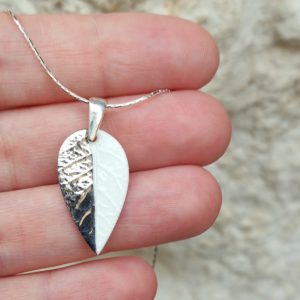 Porcelanowy biały liść dekorowany platyną na łańcuszku