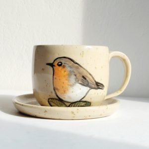Filiżanka ceramiczna z ręcznie malowanym rudzikiem (komplet ze spodkiem)