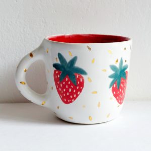 kubek ceramiczny pozłacany z truskawkami