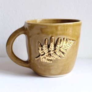 kubek ceramiczny z paprocią pozłacany