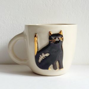 kubek ceramiczny pozłacany z czarnym kotem