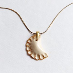 porcelanowy pozłacany pieróg na łańcuszku nr 2