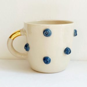 kubek ceramiczny pozłacany z borówkami
