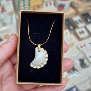 porcelanowy pieróg pozłacany na łańcuszku nr 1