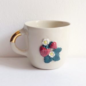 kubek ceramiczny z poziomkami pozłacany