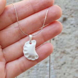 porcelanowy biały pieróg na srebrnym łańcuszku