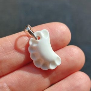 porcelanowy biały pieróg zawieszka