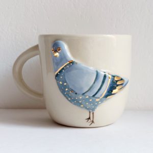 kubek ceramiczny pozłacany gołąb jasnobeżowy
